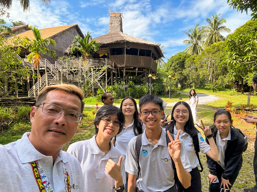 huayue snyco tour 20231213 Selfie with Uncle Ah Long at Sarawak Cultural Village
